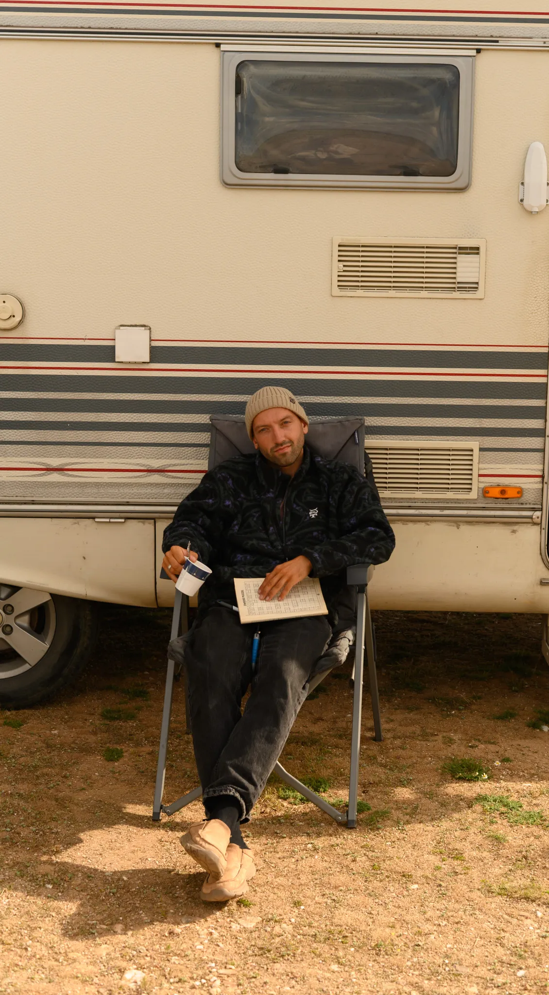 Djordy bij de camper, ergens onderweg in Europa.
